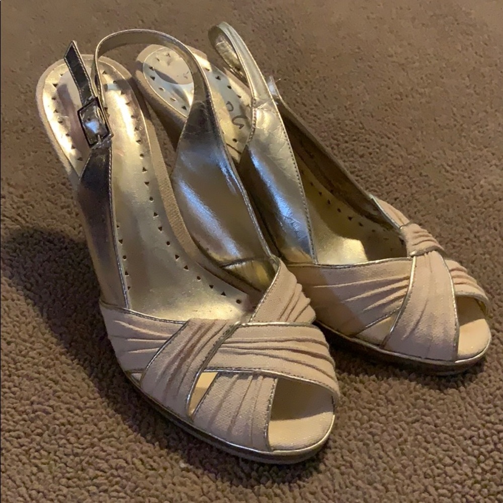 BCBG Cream peep toe size 8 wedge heel